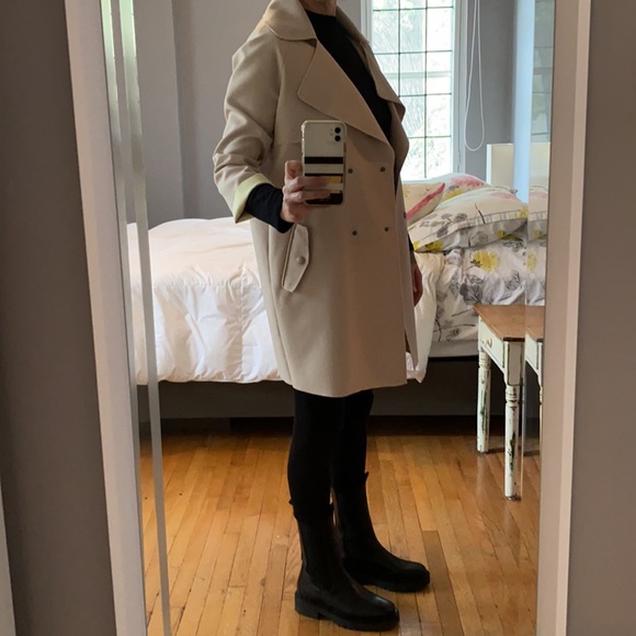 Gorgeous light weight trench style coat - Picture 5 of 12